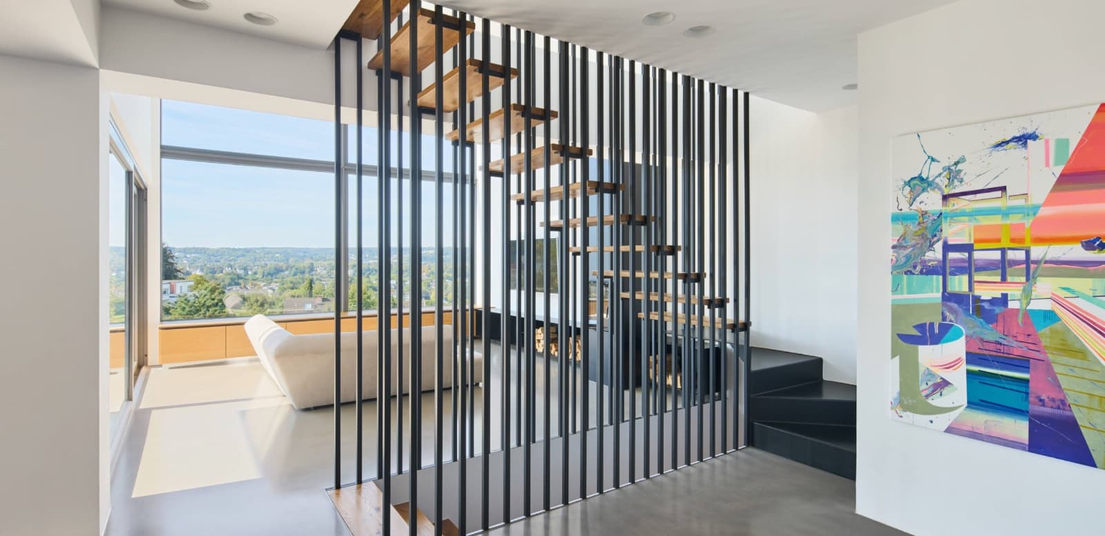 Geräumter Wohnraum mit Treppe und Seeblick